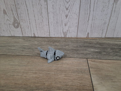 Mini Knitted shark articulated friend
